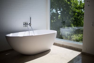 10 Bathroom Mistakes Men Make That Women Notice Immediately
