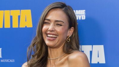 I love bright activewear - but Jessica Alba proves nothing beats black for support and comfort in the summer