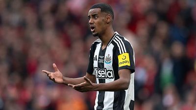 Eddie Howe Sets Alexander Isak Demand After Newcastle Fans Turn on Liverpool Target