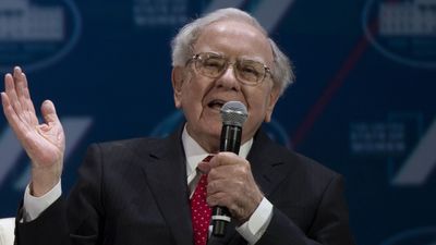 How Much Richer Is Warren Buffett Than Donald Trump?