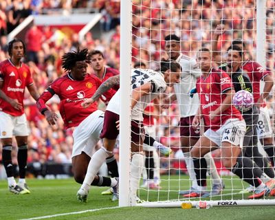 Calafiori strikes after goalkeeper’s error as Arsenal grind to win at Manchester United
