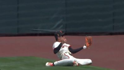 Giants' Jung Hoo Lee Redefines 'Circus Catch' With Bonkers Between-the-Knees Grab