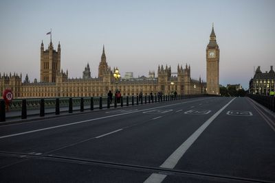 Westminster Bridge closed due to police incident