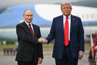 Trump calls Democratic senator ‘unattractive,’ touts new White House flags, in series of late-night Truth Social rants ahead of Zelensky meeting