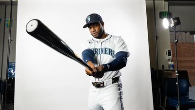 Mariners’ Victor Robles Issues Apology for Throwing Bat at Pitcher