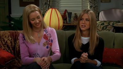 I Can’t Stop Watching This Viral Clip Of Jennifer Aniston Breaking Character When Lisa Kudrow Got Wild On The Set Of Friends
