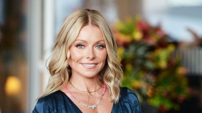 Kelly Ripa just redefined florals for me – her wallpaper shows how classic prints can feel fresh, modern, and forever stylish