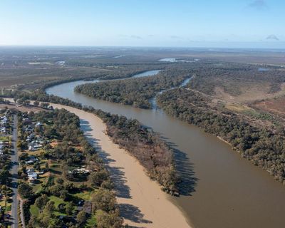 Legal stoush between NSW and commonwealth halts crucial water flows into Murray-Darling