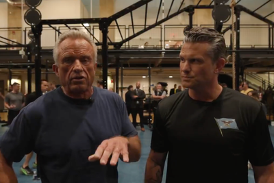 Hegseth and RFK Jr do push-up and pull-up challenge with Marines