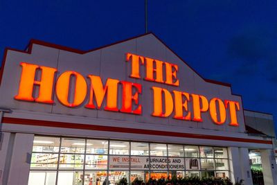 Home Depot Holds Gains After Narrow Q2 Misses