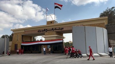 Aid drivers hope for Gaza entry as Egyptian and Palestinian leaders meet at Rafah crossing