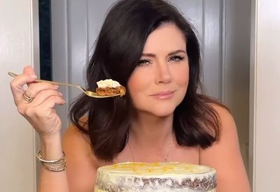 Who Is Tiffani Thiessen in the Viral 'Naked Carrot Cake'? Quick Facts On Husband, Net Worth, and Forgotten TV Shows