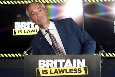 Minister brands Farage ‘the very worst’ kind of politician over asylum hotel claims