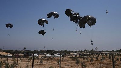 Aid agencies criticise Gaza airdrops as unsafe and ineffective