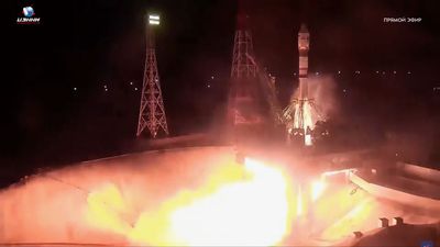 Russia launches mice, microbes and more on monthlong mission to Earth orbit (video)