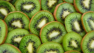 Green kiwis earn EU’s first-ever fruit health claim for keeping you regular