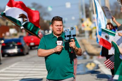 Lawyers ask judge to order ICE to free Spanish-language journalist from immigration detention