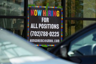 Solicitudes de ayuda por desempleo aumentan en EEUU, pero despidos siguen bajos