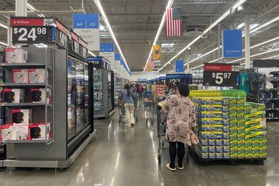 Walmart sees customers flocking to its stores to find deals amid high prices and tariff fears
