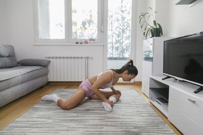 An orthopedic physical therapist says you should be doing these three hip flexor stretches to improve your mobility