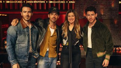The Jonas Brothers Once Name-Dropped Kelly Clarkson In A Song, And Her Reaction Is Still Cute And Relatable Nearly 20 Years Later