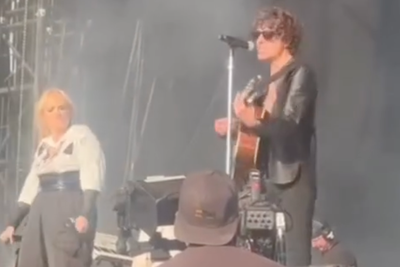 Rebel Wilson joins The Kooks on Reading Festival stage