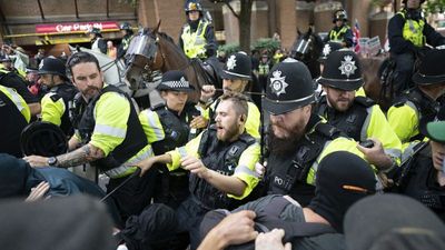 Protests in UK against asylum seeker housing continue, counter-protests arise