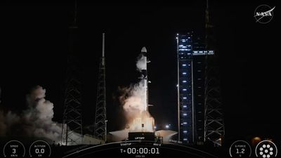 SpaceX launches 5,000 pounds of cargo to the International Space Station, lands rocket at sea (video)