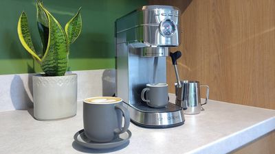 The Casabrews 5418 Pro is a super-affordable espresso machine, but too many corners have been cut to make it a good budget buy