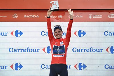 Who is leading the 2025 Vuelta a España after stage four?