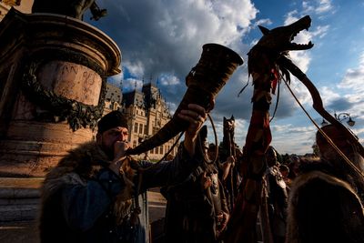 Photos show history lovers replaying ancient Roman battles in Romania