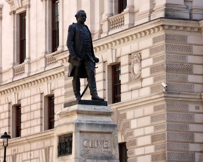 Resculpting the past by removing statues