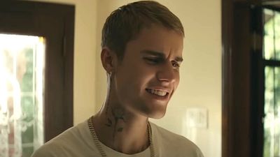 Justin Bieber Just Shared A Pic With His Kid, But Fans Can’t Stop Commenting About His Fly Being Open