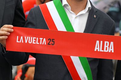 Vuelta a España peloton pays tribute to rider who died in Spanish race on Saturday