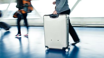 A Flight Attendant Reveals: These Are the Travel Money Mistakes Passengers Make Every Day