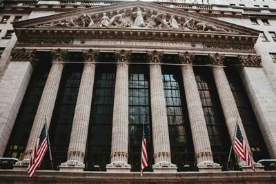 Stocks Settle Lower as Bond Yields Rise