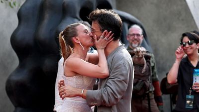 After Jurassic World’s Viral Kissing Photo, Jonathan Bailey Is Back And Biting Scarlett Johansson’s Neck