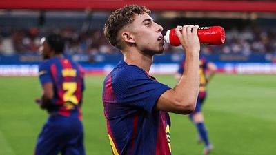 Chelsea ‘in Touch’ With Barcelona Midfielder Over Shock Late Transfer