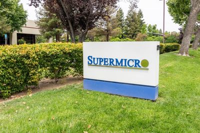 Super Micro's Green Zone Gamble: Can Nvidia's Earnings Spark A Breakout?