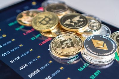 Bitcoin, Ethereum, Dogecoin Struggle With Negative Sentiment As XRP Holds Firm
