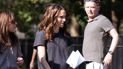 Natalie Portman gives us a lesson in stylish but casual dressing with her jeans and t-shirt combination