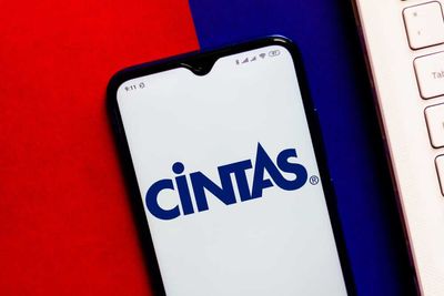 Do Wall Street Analysts Like Cintas Stock?