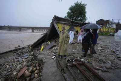 At least 30 people killed in landslide as heavy rains batter northern India