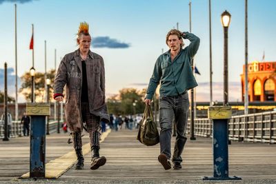 Caught Stealing review – Darren Aronofsky’s violent, chaotic and highly enjoyable crime flick