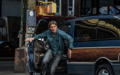 'Caught Stealing' Review: A Dizzying Crime Caper With A Cruel Streak