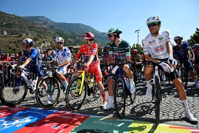 How much prize money does a Vuelta a España winner receive compared to those in the Tour de France and Giro d'Italia?