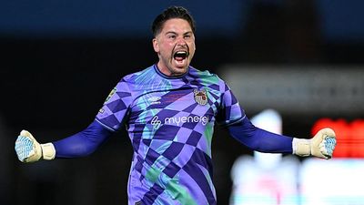 Grimsby Town's Goalkeeper Had Hilarious Reaction to Eliminating Man Utd in Carabao Cup