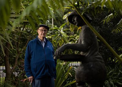 William Robinson, two-time Archibald prize-winning painter, dies aged 89