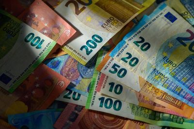 With the French Government in Tumult, Sell the Euro Here