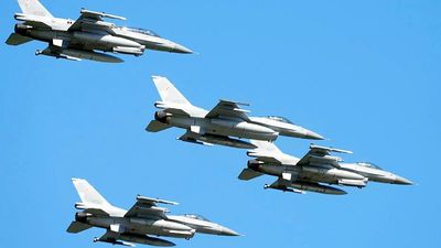 Polish Air Force F-16 fighter jet crashes during air show rehearsal, killing pilot